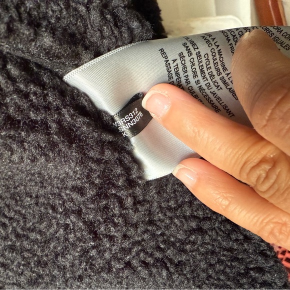 Levi’s faux shearling, black in black, size medium - Picture 7 of 11